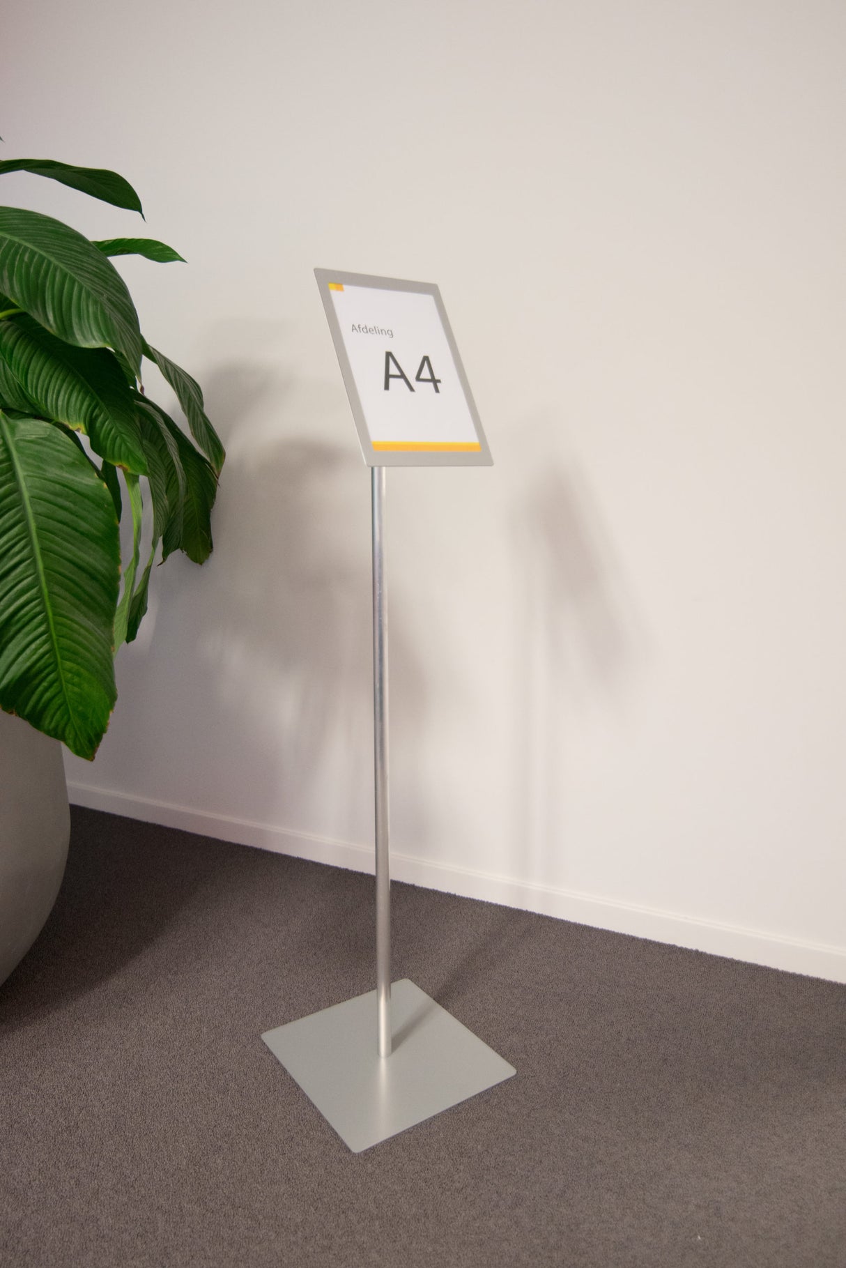 Vloerstandaard met magnetische wissellijst