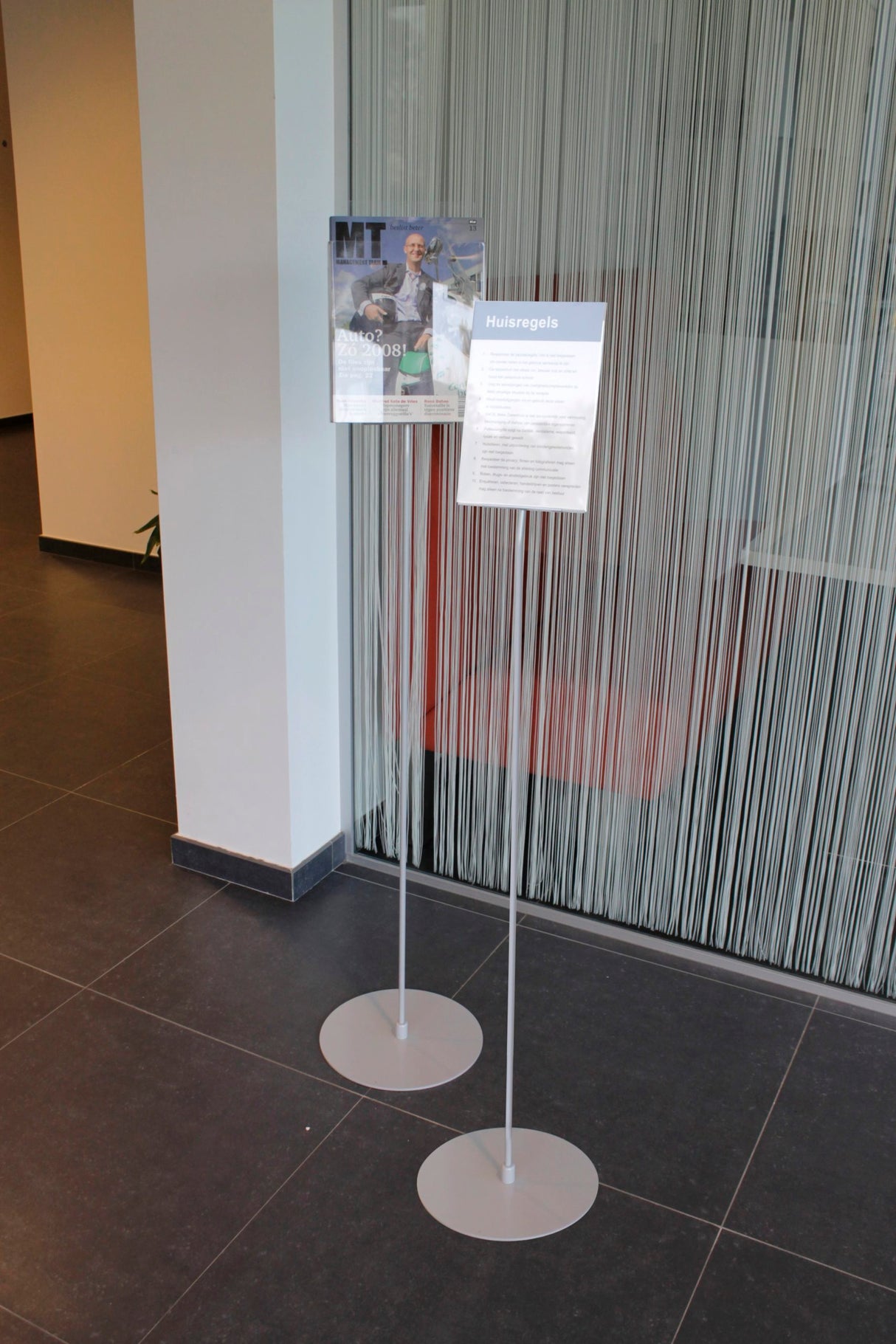 Folderstandaard met acrylaat brochurehouder