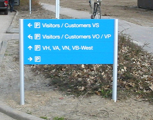 Outdoor Frame ø60, voorzien van tekstpanelen 100 mm hoog