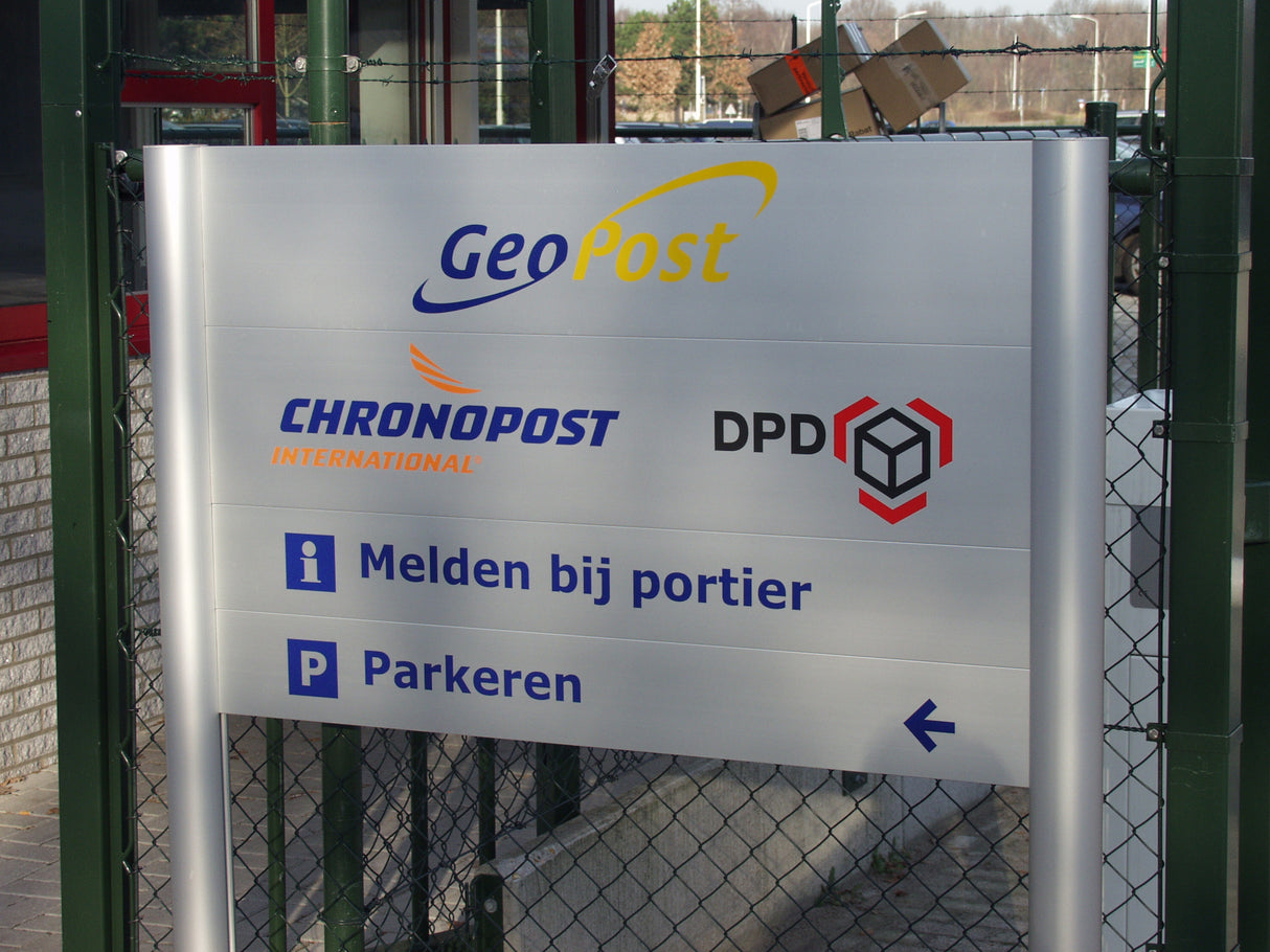 Outdoor Frame ø90, voorzien van tekstpanelen 250 mm hoog