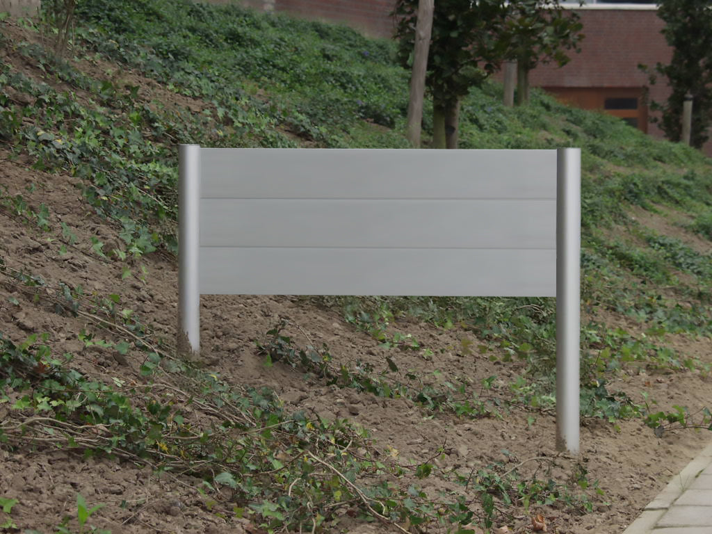 Outdoor Frame ø60, voorzien van tekstpanelen 150 mm hoog