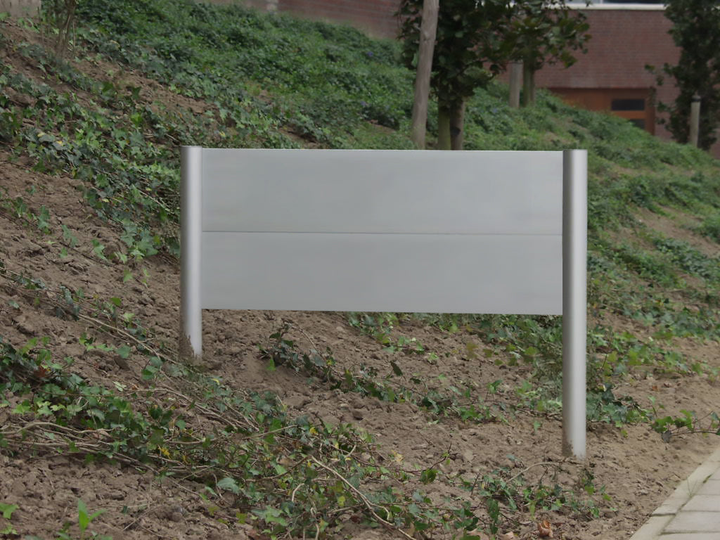 Outdoor Frame ø60, voorzien van tekstpanelen 250 mm hoog